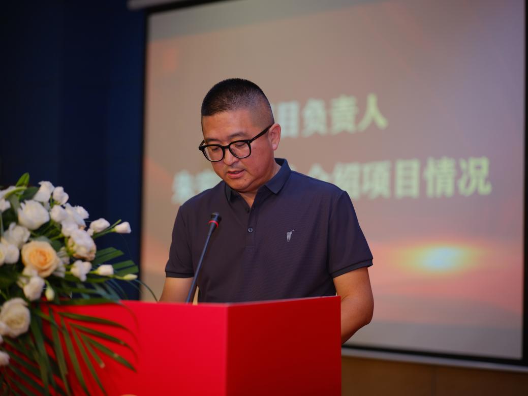 图8 项目负责人、williamhill官网网站副经理朱宏轩教授介绍项目情况